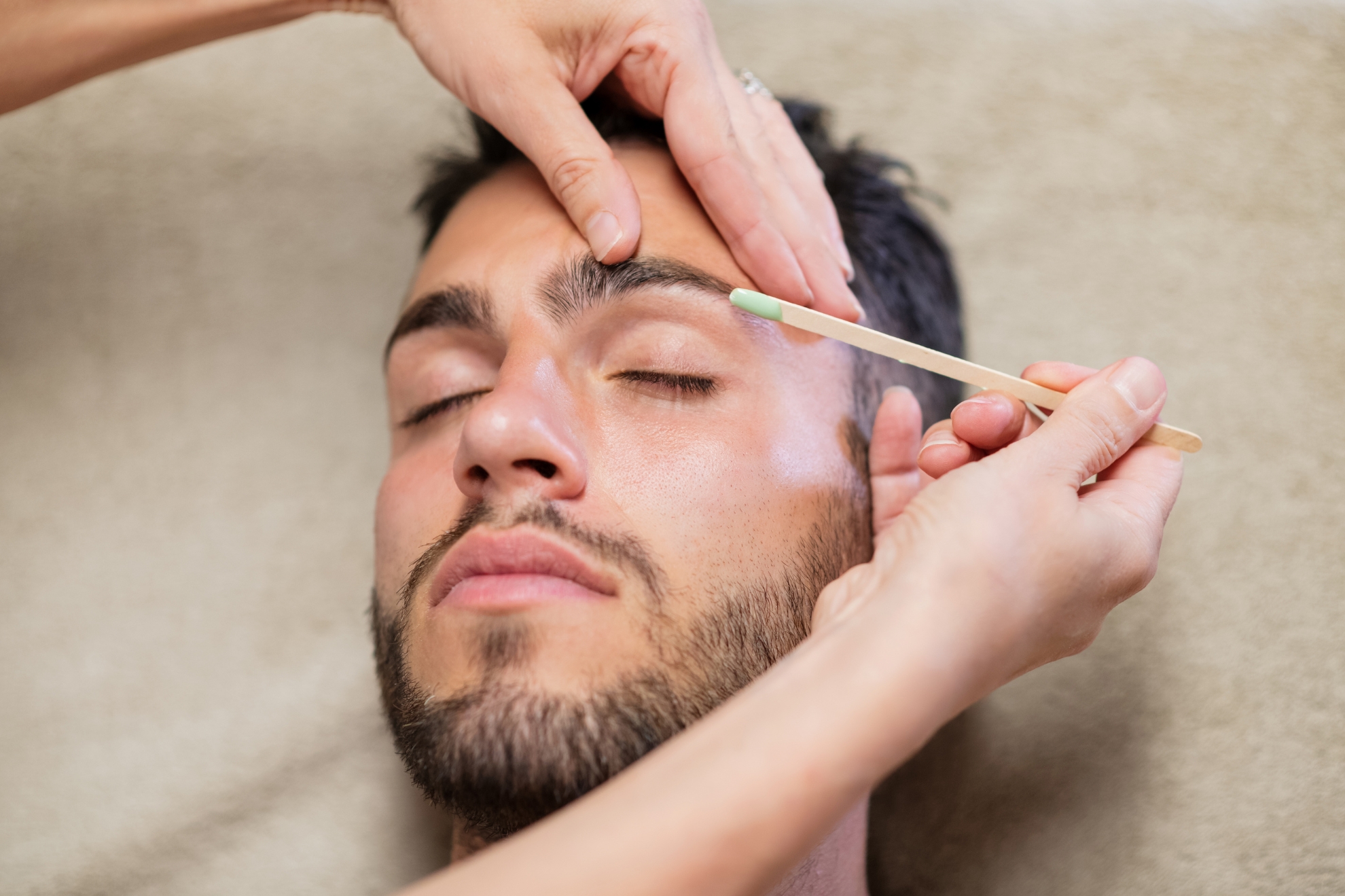 Cómo hacerse las cejas de forma segura